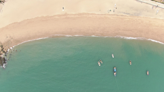 航拍海边沙滩海浪拍打沙滩视频