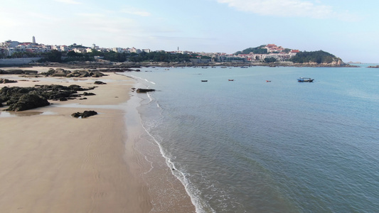 航拍海边沙滩海浪拍打沙滩视频