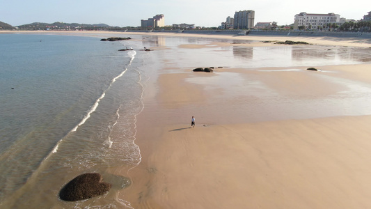 航拍海边沙滩海浪拍打沙滩视频