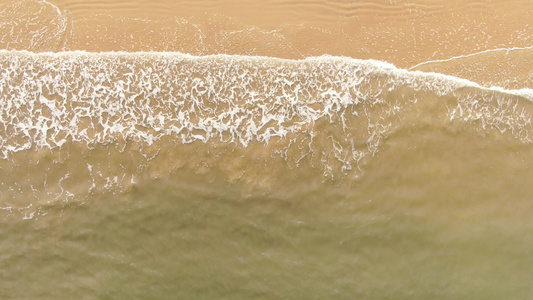 航拍海边沙滩海浪拍打沙滩视频