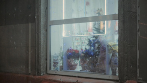 雨雪天气橱窗内圣诞树圣诞节礼物13秒视频