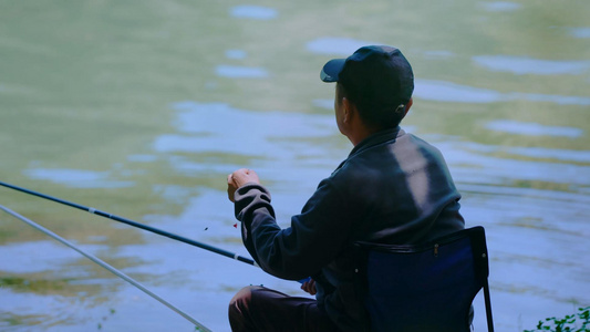 4K拍摄河边钓鱼垂钓的人视频