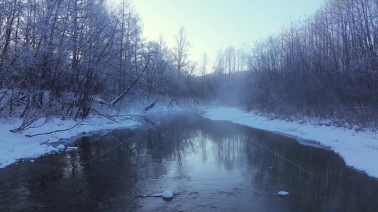 4k航拍清晨河流晨雾雾凇雪景视频