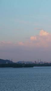 城市蓝天白云天空自然湖景风光街景休闲娱乐的人群素材街景素材视频