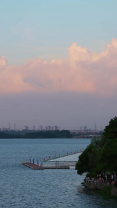 城市蓝天白云天空自然湖景风光街景休闲娱乐的人群素材街景素材视频