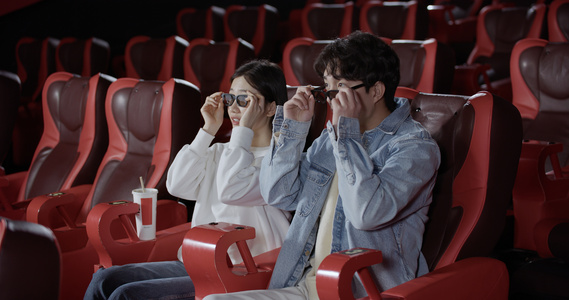 情侣戴上3D眼镜看电影被震撼视频