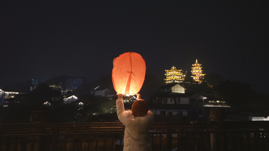 美女小姐姐节日放孔明灯视频