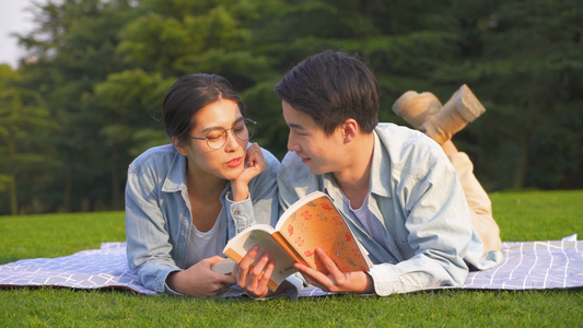 情侣在草坪上趴着看书视频