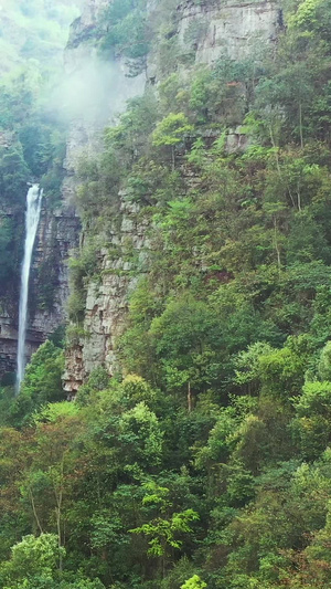 航拍贵州深山野生瀑布清澈见底47秒视频