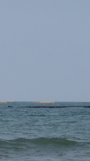 风浪中行驶的渔船海滨风光44秒视频
