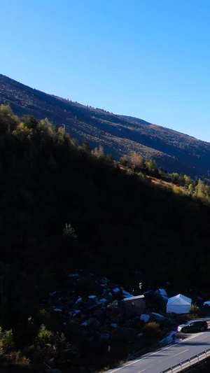 航拍秋季川藏高原山谷溪水公路视频自然风光60秒视频