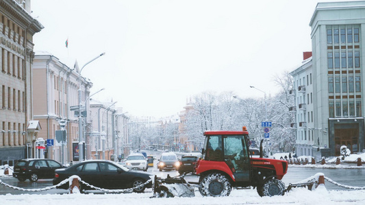 寒冬雨雪天气城市街头除雪车视频