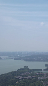 航拍城市蓝天白云晴朗天空自然天气街景道路交通车流素材城市素材视频