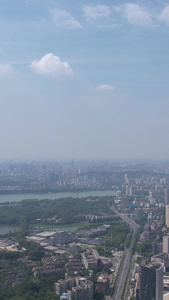 航拍城市蓝天白云晴朗天空自然天气街景道路交通车流素材城市素材视频