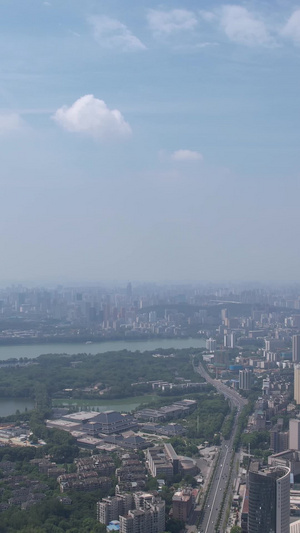 航拍城市蓝天白云晴朗天空自然天气街景道路交通车流素材城市素材57秒视频