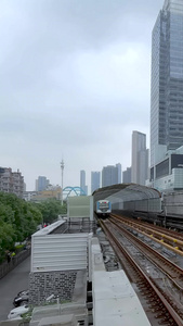 城市轨道交通轻轨列车进出站视频视频