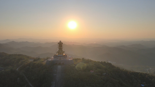 夕阳下的山顶佛像无人机航拍视频