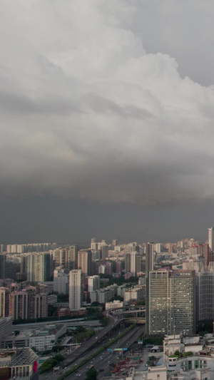 航拍夏天台风暴风雨前乌云密布的城市28秒视频