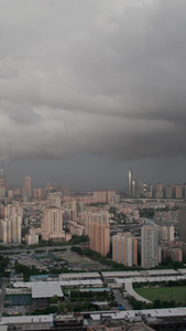 航拍夏天台风暴风雨前乌云密布的城市视频