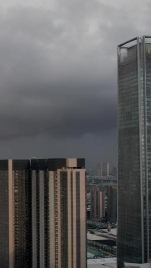 航拍夏天台风暴风雨前乌云密布的城市28秒视频