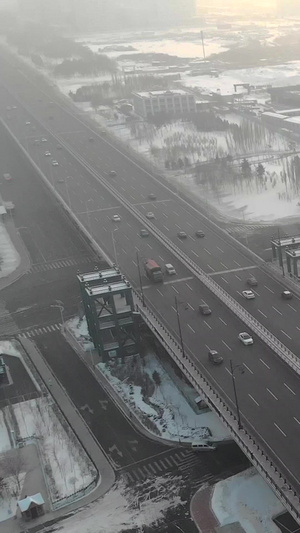 航拍冬天的哈尔滨地标鸭绿江大桥冷空气17秒视频