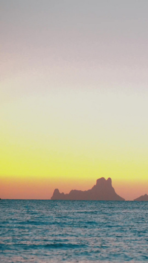 山东日照的海边日落时分帆船飘过海边夕阳64秒视频