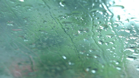 孤独冷清实拍玻璃上的水珠雨滴冰冷意境视频视频