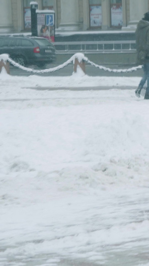 清晨环卫工人开着铲雪车清除路面积雪环卫工人节10秒视频