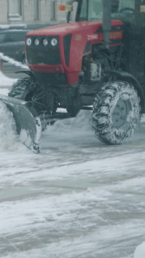 清晨环卫工人开着铲雪车清除路面积雪大雪天气10秒视频