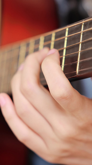 弹吉他手部特写素质教育18秒视频
