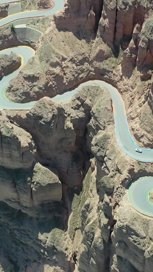 甘肃黄河边惊险的盘山公路航拍视频黄河石林21秒视频