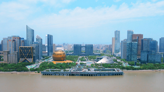 夏季航拍蓝天下的杭州钱江新城城市楼群视频
