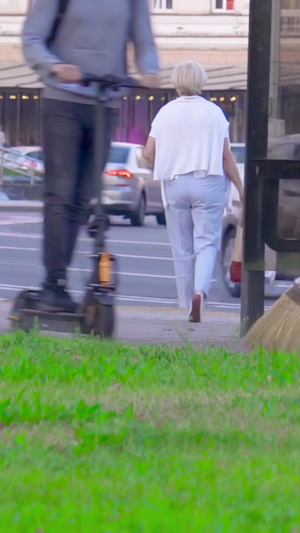 城市街头辛勤工作的环卫工人城市服务13秒视频