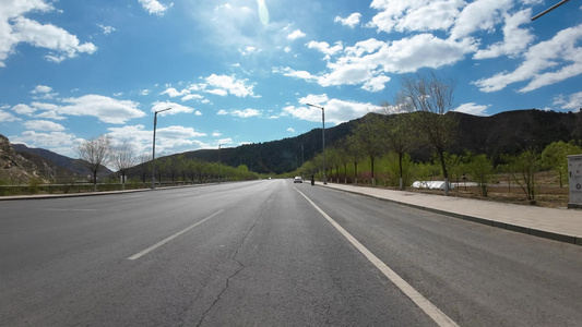 开车第一视角沿途风景蓝天白云道路上视频