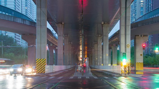 城市立交桥轻轨交通车辆路口雨夜下雨视频