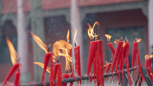 高清寺庙祈福燃烧的红烛 视频