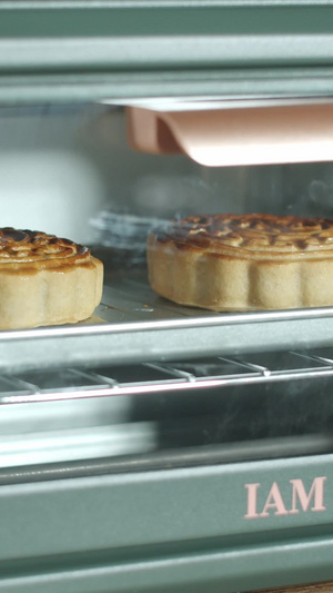 实拍传统节日烤箱制作月饼18秒视频