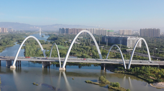 太原城市交通汾河上的大桥视频