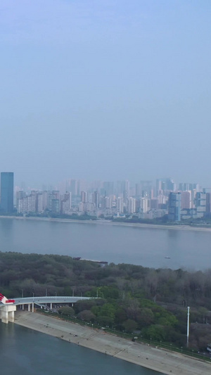 航拍武汉汉江上的晴川桥城市天际线武汉开启37秒视频