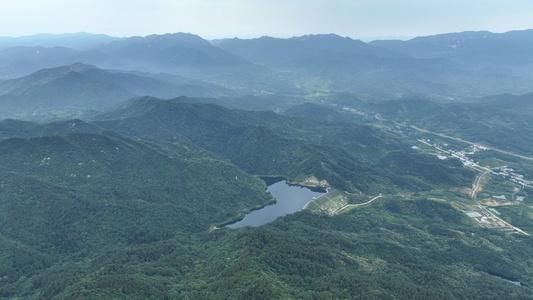 航拍河南信阳旅游5A级鸡公山景区星湖风景4k素材视频