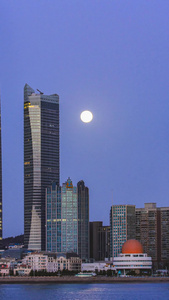 延时城市高楼月落过程日月星辰视频