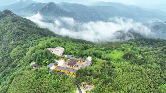 航拍河南信阳旅游5A级鸡公山景区山顶活佛寺云海视频