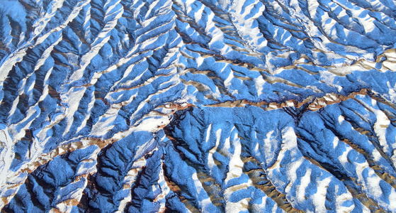 4k实拍甘肃张掖初春雪后的平山湖大峡谷山脉特写视频