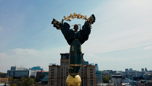 乌克兰独立广场上的自由女神像视频