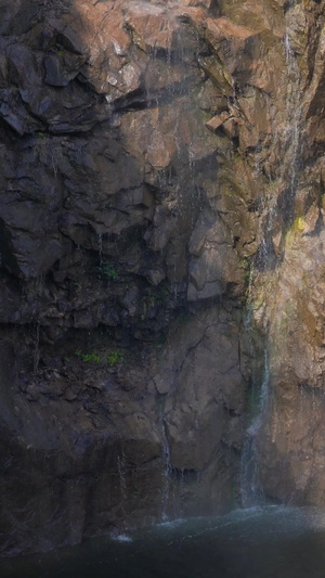 瀑布流水折射出彩虹高山流水5秒视频