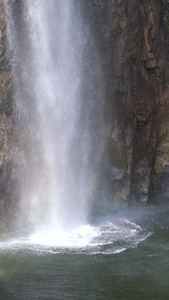 瀑布流水折射出彩虹高山流水视频