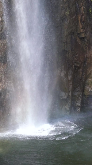 瀑布流水折射出彩虹高山流水5秒视频