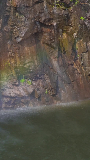 瀑布流水折射出彩虹高山流水5秒视频