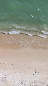 航拍城市海边海景沙滩上散步的人素材视频