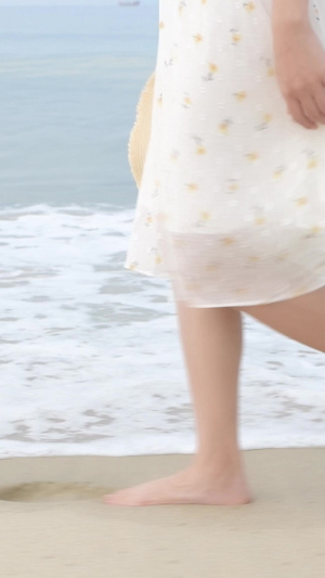少女沙滩漫步特写旅游度假21秒视频